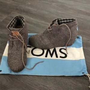 Tom’s Herringbone wedge boots